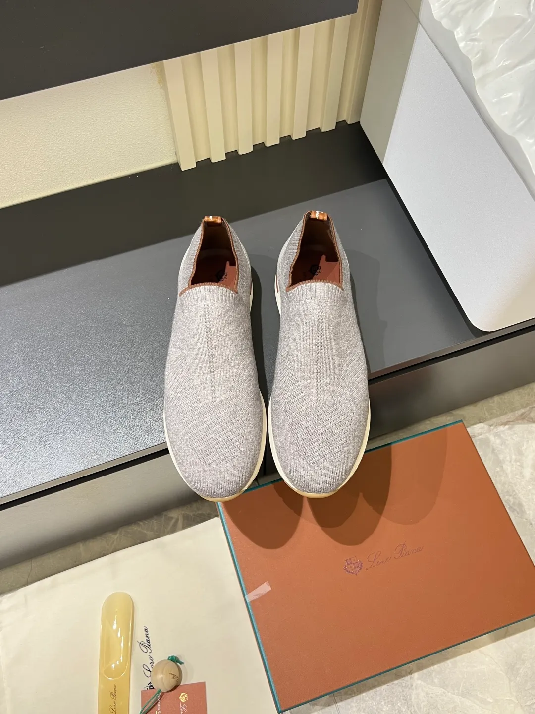 Men's Men's Shoes 💰p380 Loro Men's Shoes 💰piana/Noyo Piana 360 L Men's Shoes 💰p Flexy Walk Men's Sports Shoes These sports shoes are made of knitted wool uppers, and the heel is wrapped in smooth calf leather. Merino sheep are selected from Australia and New Zealand. The upper is machine-woven like a sweater, and then equipped with a white rubber outsole and a Kummel-colored sole. It is both beautiful and non-slip. The fabric is 100% cashmere and the insole is calf leather. It is super comfortable on the feet! Comes with full original packaging! Multiple colors available! Size: 38-44 (45 customized)